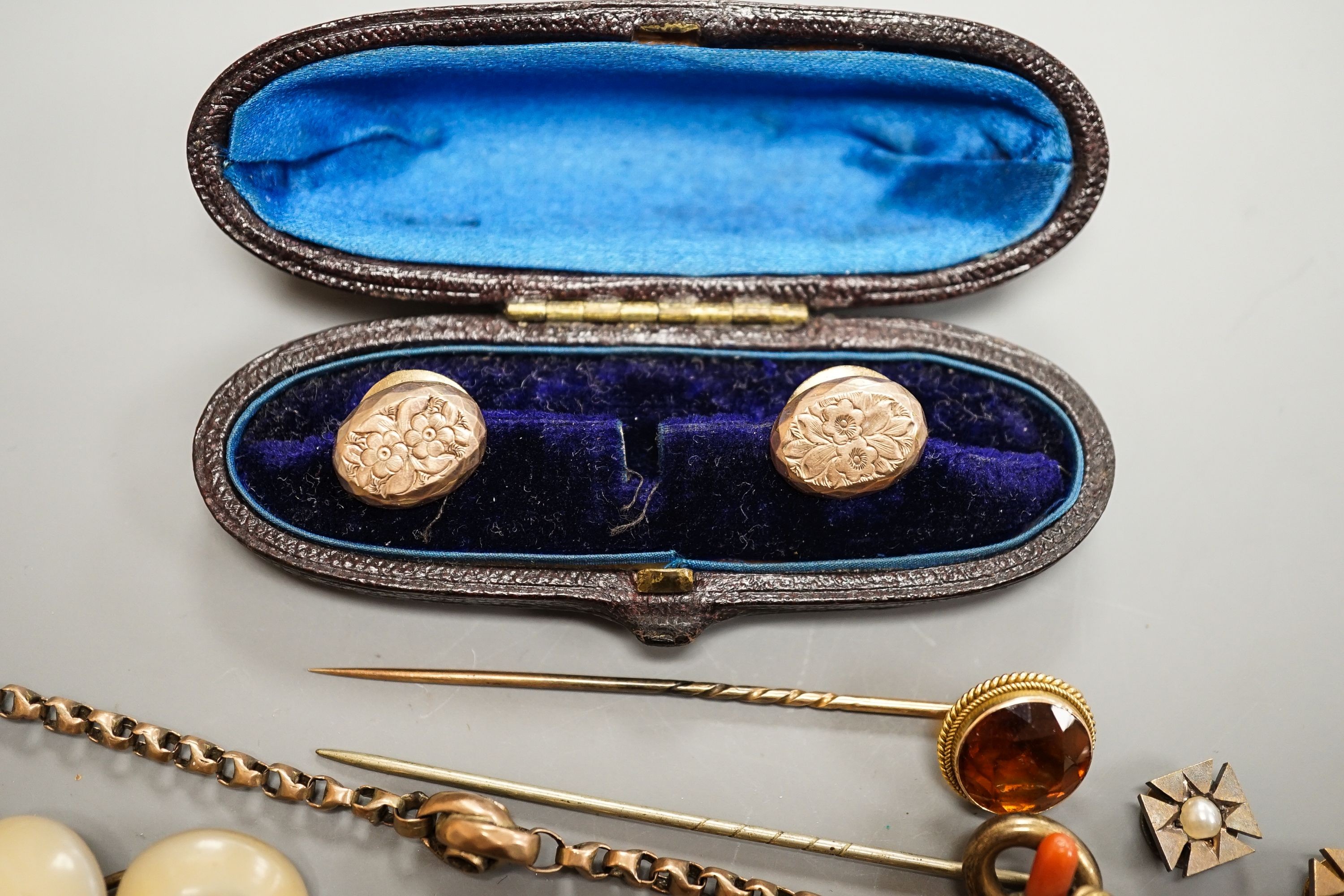 Minor jewellery including a 9ct chain(a.f.), 11.7 grams, a Persian gold coin pendant, gross 2 grams, a yellow metal pendent stamped '14', 1.8 grams and other jewellery including a jade pendant, two stick pins, cased butt